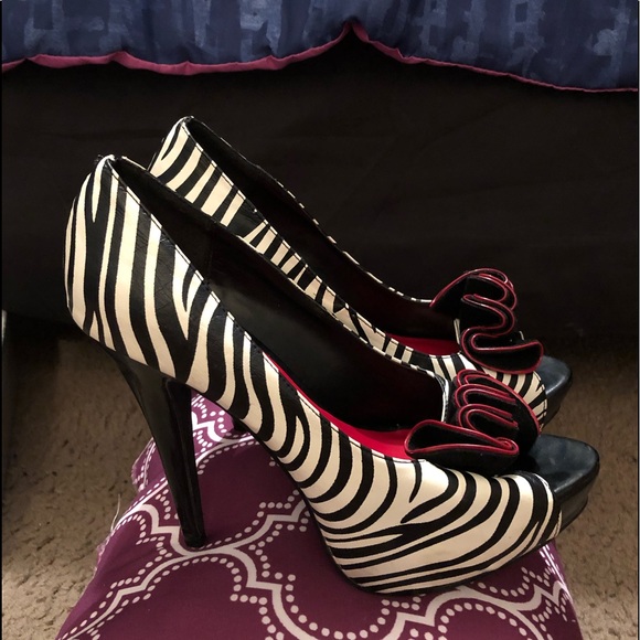 Sz 8 Black White Zebra Stripped Heels - Picture 2 of 6